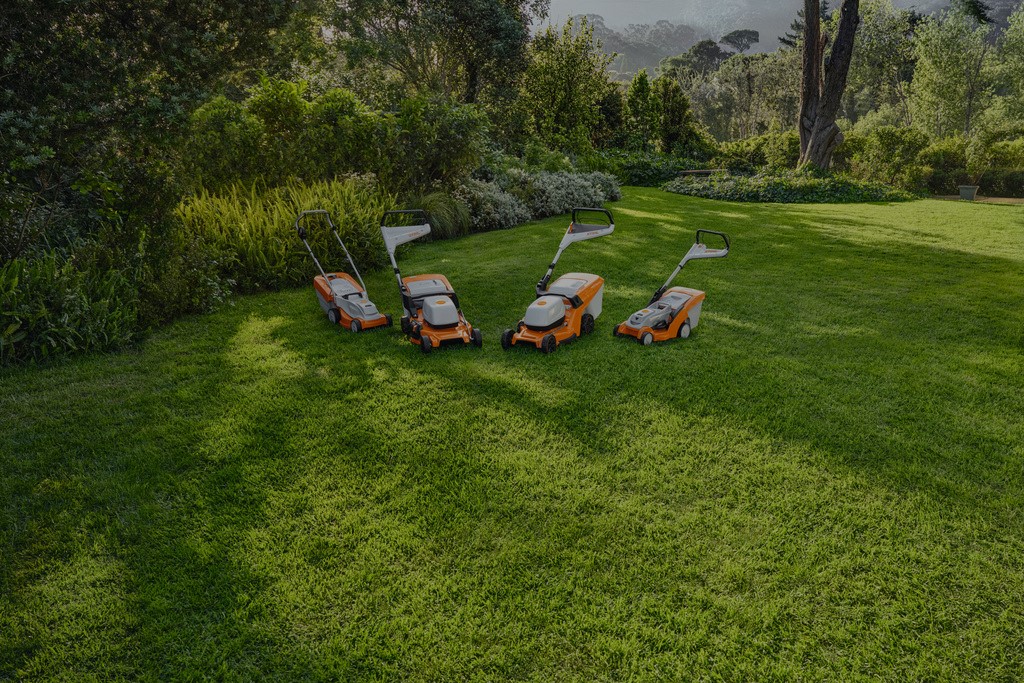 Loja STIHL com produtos da loja da marca e uma mulher segura na camisola STIHL